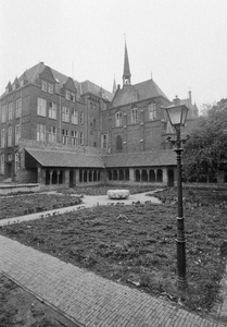849246 Gezicht in de pandhof van de Mariakerk aan de Mariaplaats te Utrecht, met de achterzijde van het Utrechts ...